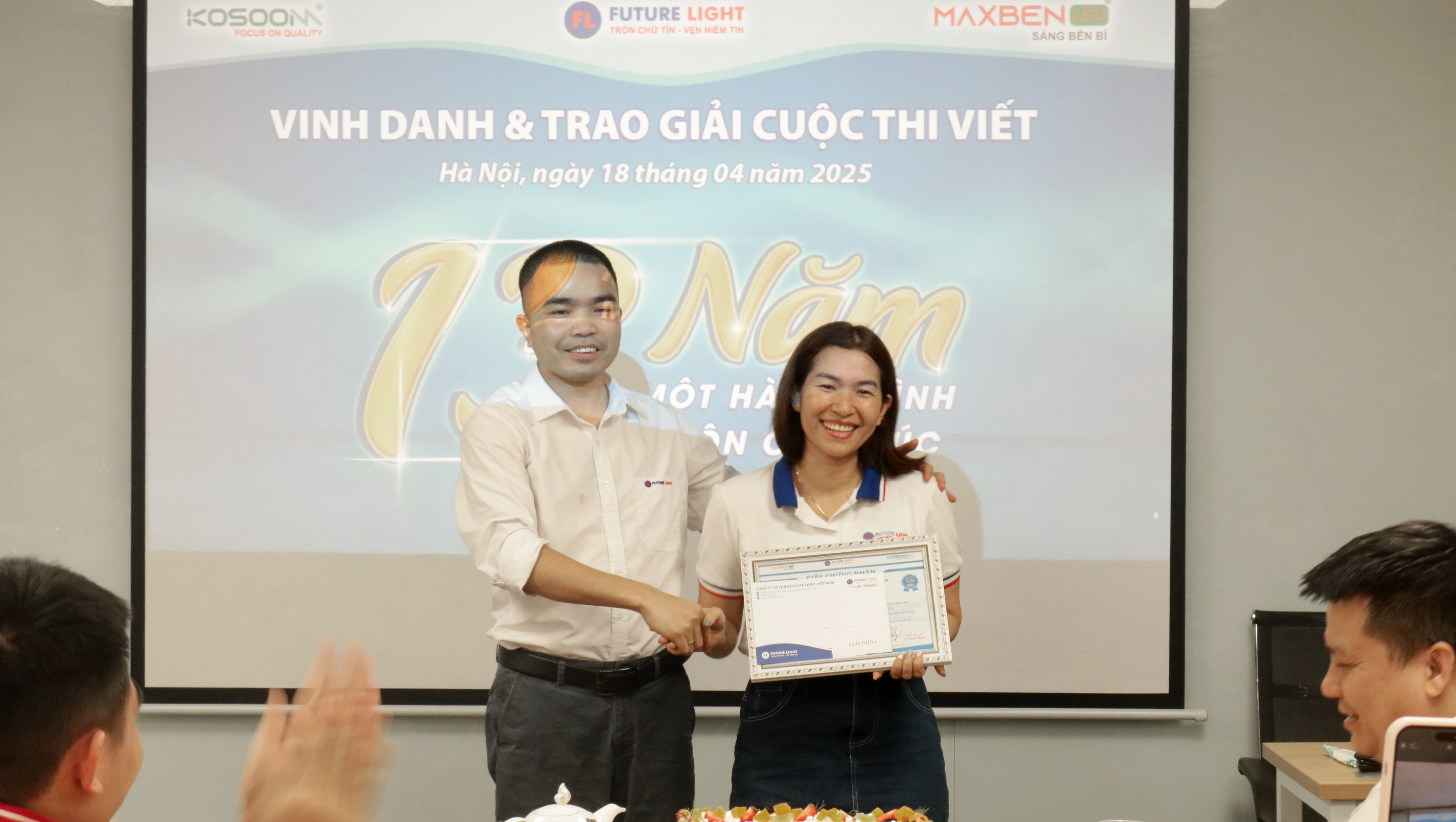 Trao giải thưởng cho nhân viên đạt kết quả cao trong cuộc thi viết