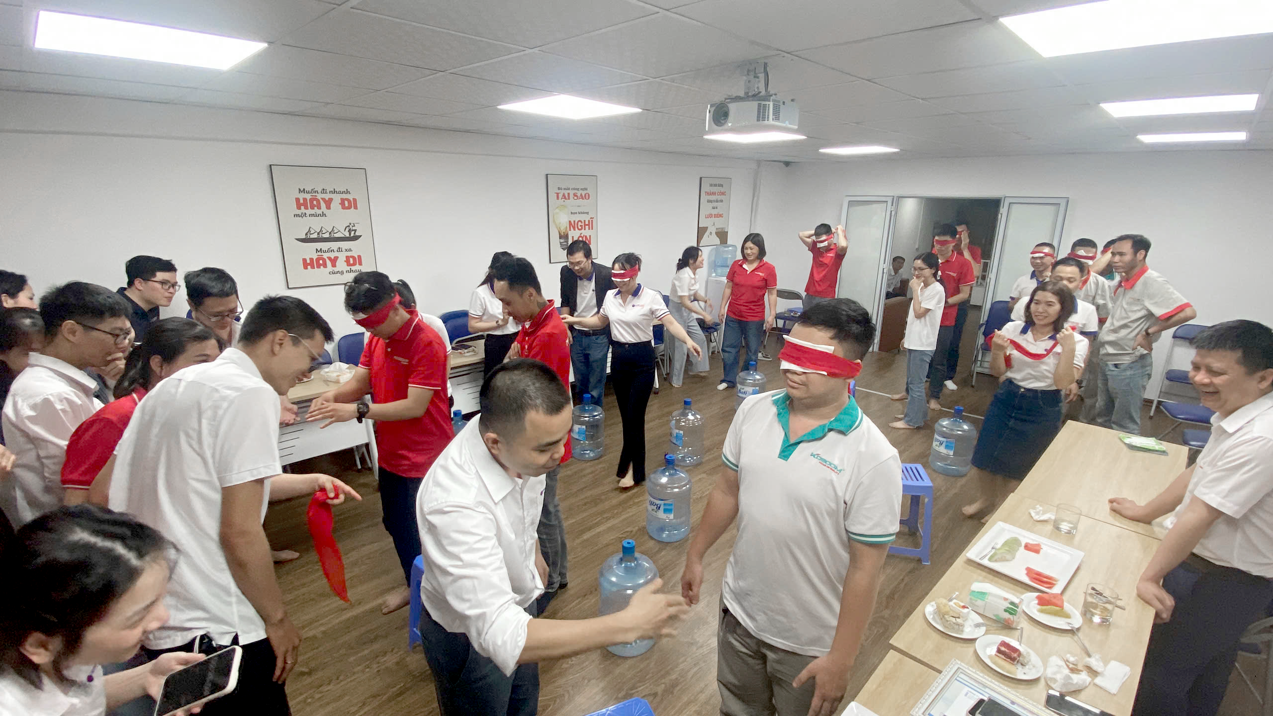 Toàn thể ban giám đốc và cán bộ nhân viên háo hức tham gia trò chơi giao lưu