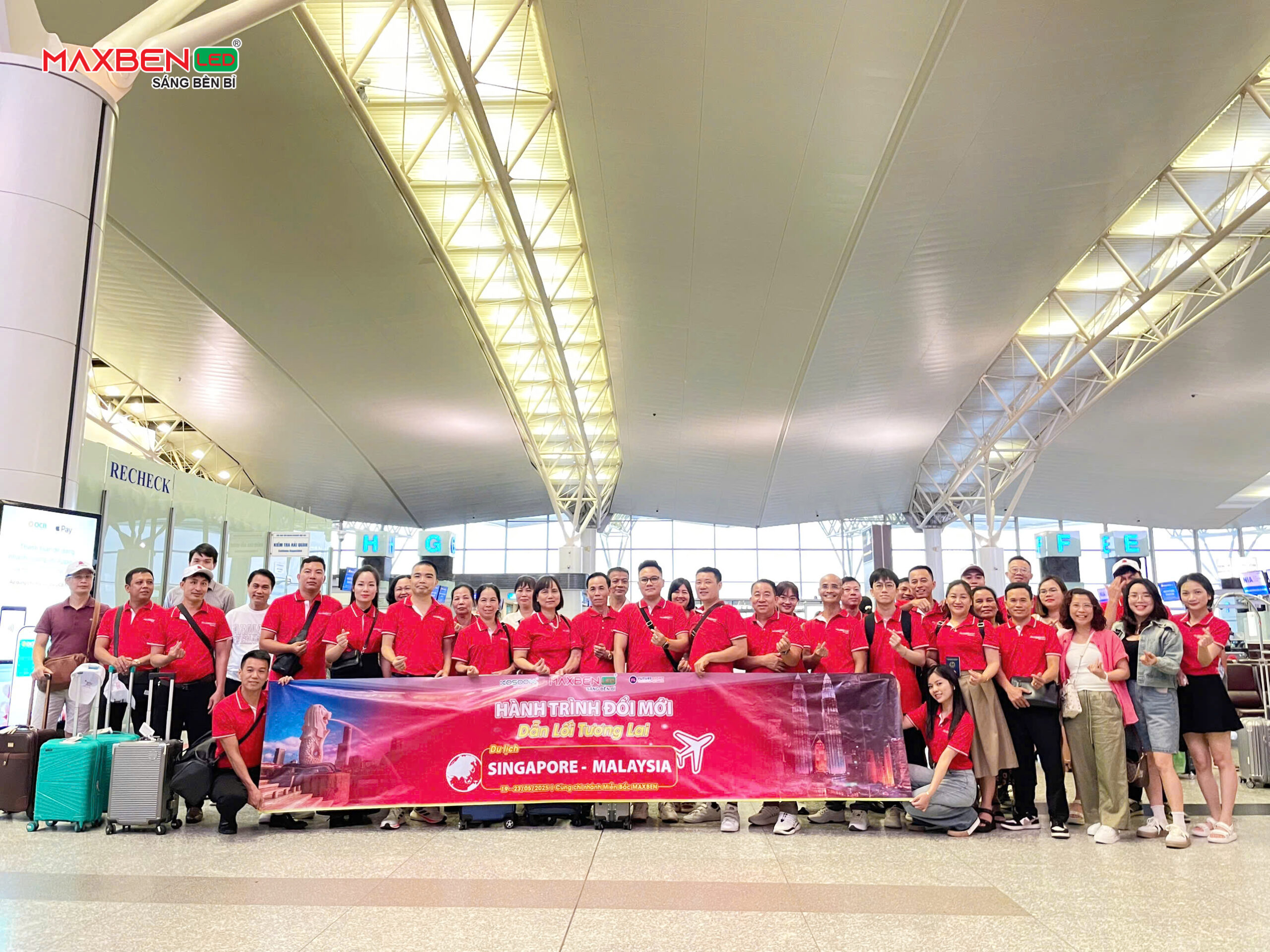 Tập thể đại lý và nhà phân phối check-in tại Singpapore.